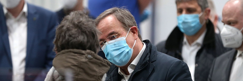 Armin Laschet spricht mit einer Frau, die sich im Aachener Impfzentrum immunisieren ließ. Dort hatte der Ministerpräsident seinen Vorschlag für einen Brücken-Lockdown gemacht. 