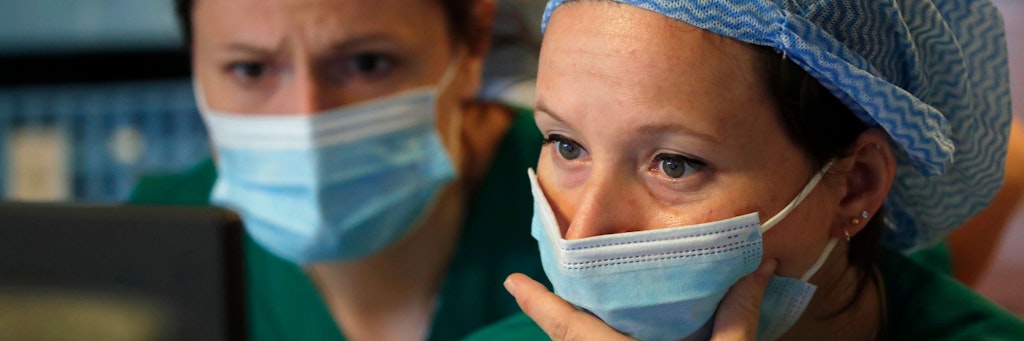 Doctor Marion Muchembled und eine Kollegin sehen sich in Amiens Ergebnisse einer Untersuchung eines Corona-Patienten im Computer an. Die Mienen verheißen keine guten Nachrichten. 