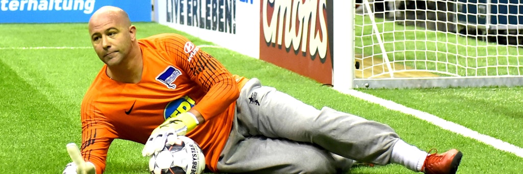 Gábor Király, hier für Hertha BSC beim Legenden-Turnier am Ball, wird als Torwart-Trainer bei den Blau-Weißen gehandelt.