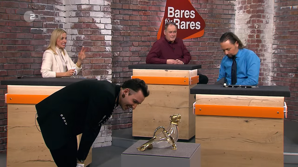 „Bares für Rares“-Händler Fabian Kahl verliebte sich sofort in den Walross-Dekanter.