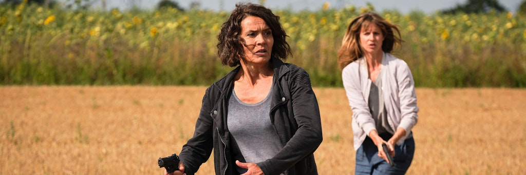 Ein Kioskbesitzer wird getötet. Für die Ermittler sieht es aus wie Routine. Aber bald geraten die dienstälteste „Tatort“-Kommissarin Lena Odenthal (l.) und ihr Team in das perfide Spiel eines Psychopathen.