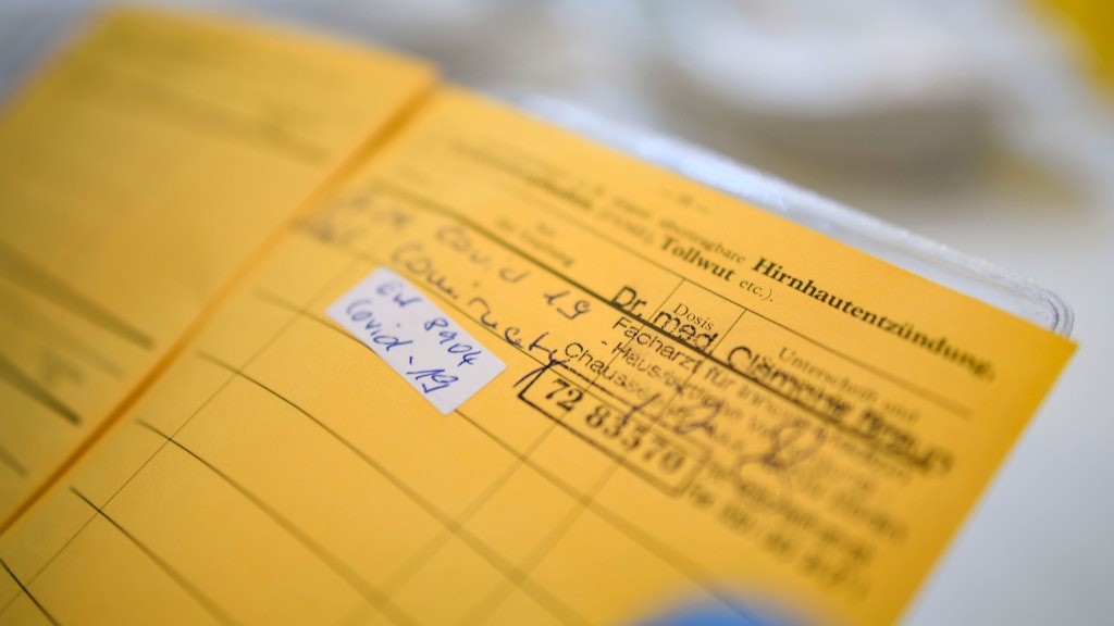 Endlich steht der Stempel im Impfausweis der Patientin Bärbel Eichberg. <br>
