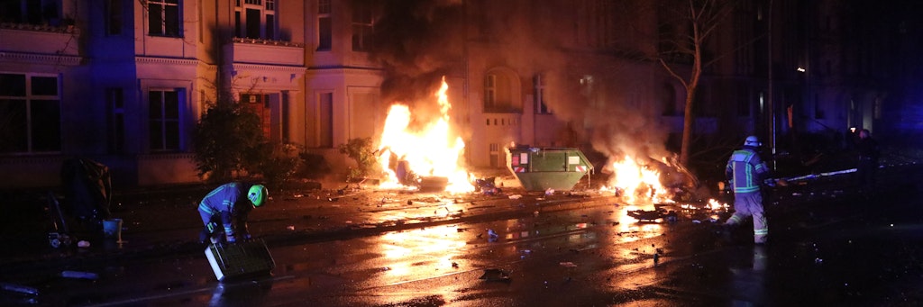 Drei junge Männer starben Anfang Februar, als ihr Auto mit viel zu hoher Geschwindigkeit am Treptower Park von der Straße abkam, zerrissen wurde und in Flammen aufging. Der Fahrer überlebte. 