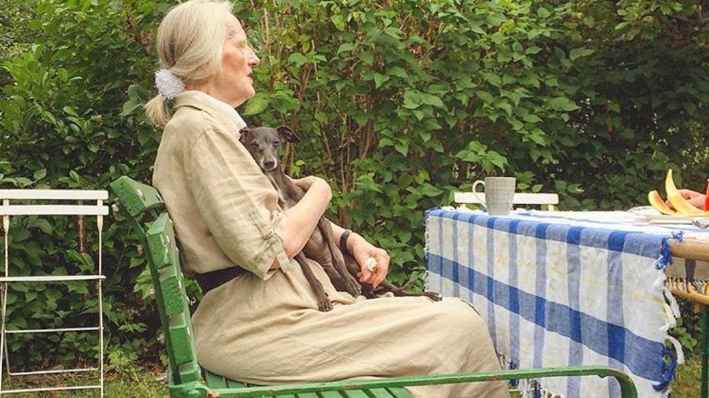 Sabine S. mit ihrem Hund Miyuki, der immer mit in die Parzelle kam.