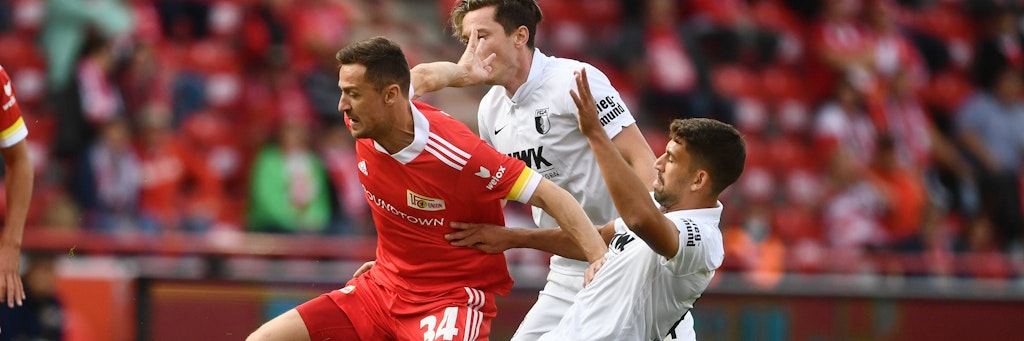 Vergeblich versucht hier Augsburgs Rani Khedira Unions Christian Gentner zu stoppen. Wird der jüngere Bruder von Hertha-Star Sami nun der Nachfolger von Le Gente bei den Eisernen? 
