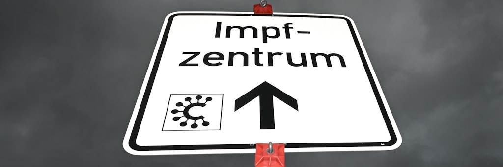 Ein Verkehrsschild weist auf ein Impfzentrum hin (Symbolfoto).