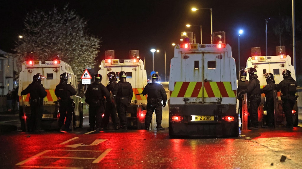 In Belfast gehen Polizisten gegen die Randalierer in Stellung.