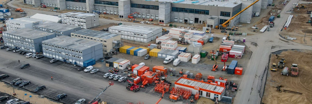 Das riesige Gelände, auf dem die Tesla-Gigafactory in Grünheide bei Berlin im Entstehen ist. 