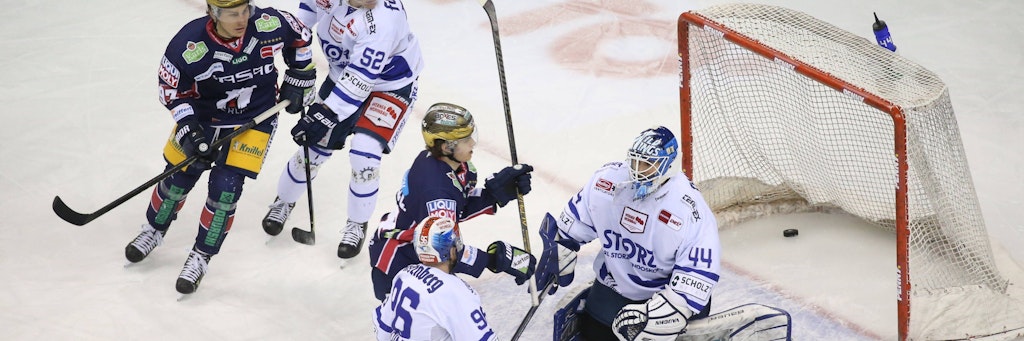 Eisbär Lukas Reichel (Mitte) erzielt das 2:0 gegen Schwenningens Keeper Patrik Cerveny.
