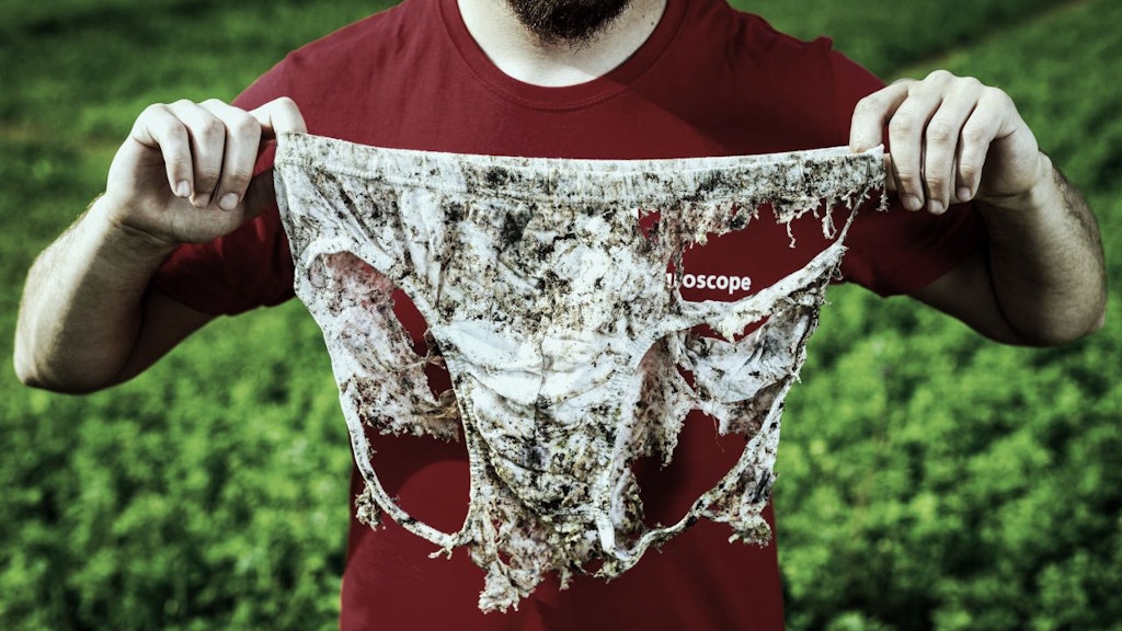 „Beweisstück Unterhose“: Ein Mann hält eine Buxe, nachdem sie ausgegraben wurde. 