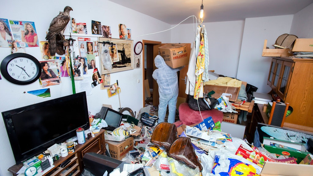 Kisten über Kisten, endlos viele Tüten: Eine verlassene Messiewohnung wird geräumt.