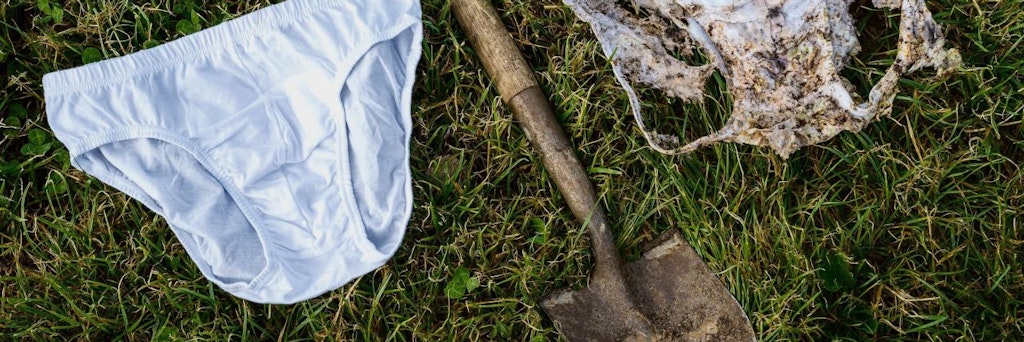  Eine Unterhose vor dem Vergraben und eine nach dem Ausgraben liegen neben einer Schaufel. In der Schweiz soll landesweit weiße Unterwäsche in der Erde verschwinden.