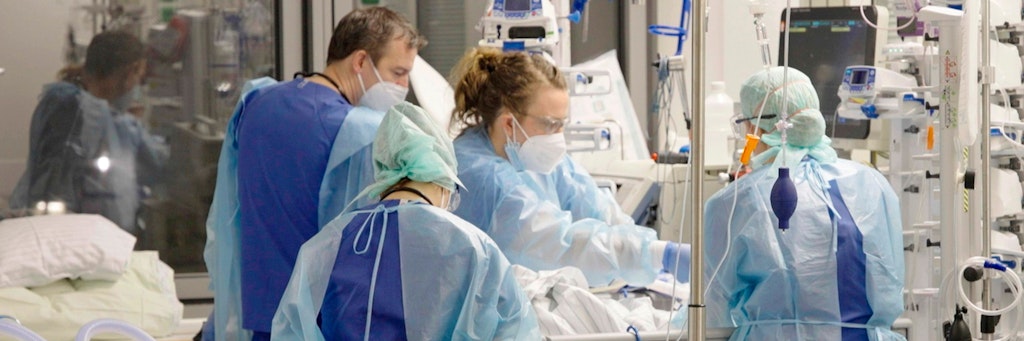 Mediziner und Pflegepersonal arbeiten auf der Corona-Intensivstation der Charité.