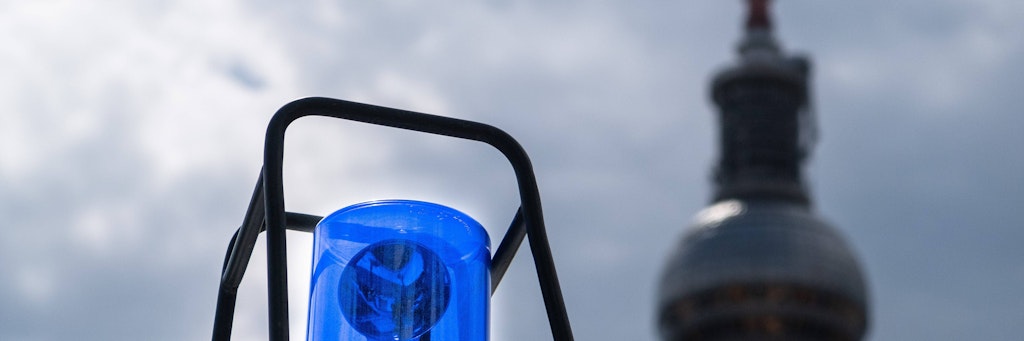 Die Polizei wurde von einer Familie angegriffen, weil sie ein Mitglied verhaften wollte.