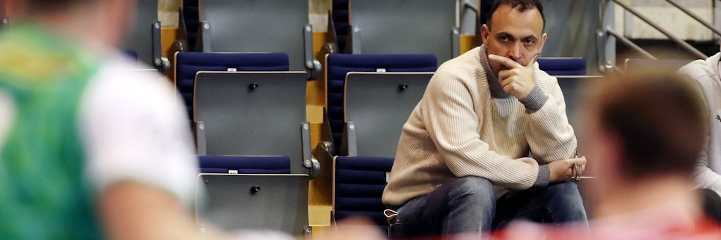 Guckt während des Spiels gegen Ludwigshafen von der Tribüne aus grimmig drein: Füchse-Macher Bob Hanning. 