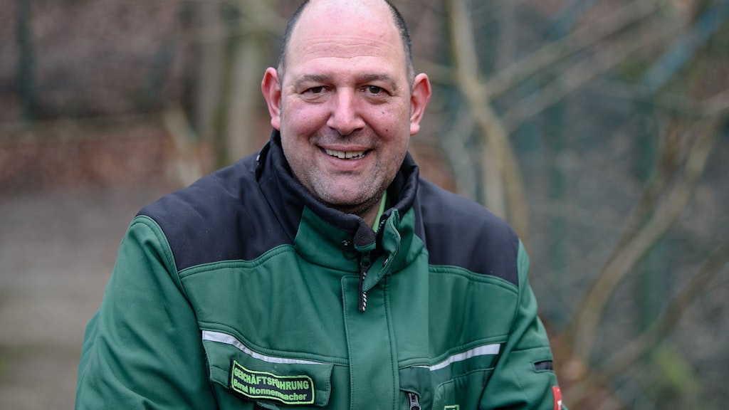 Bernd Nonnenmacher, Geschäftsführer des Alternativen Bärenparks, steht vor einem Gehege mit Wolfshybriden.