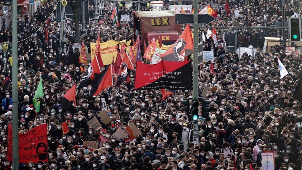 Tausende Teilnehmer gehen beim Demonstrationszug linker und linksradikaler Gruppen unter dem Motto „Demonstration zum revolutionären 1. Mai“ von Neukölln nach Kreuzberg.