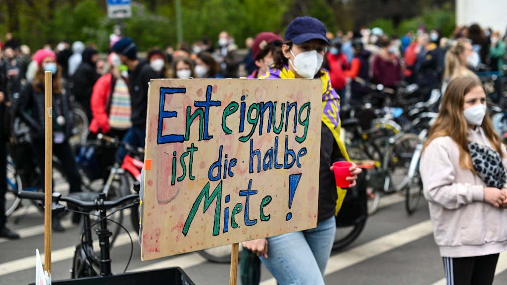 Ein Demonstrant bei der Fahrraddemo am Großen Stern.