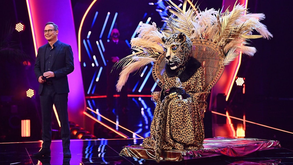 Matthias Opdenhövel und der Leopard in der vierten Staffel von „The Masked Singer“.