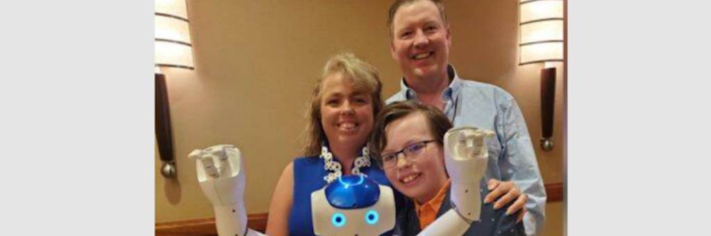 Familie Wimmer mit einem Roboter.