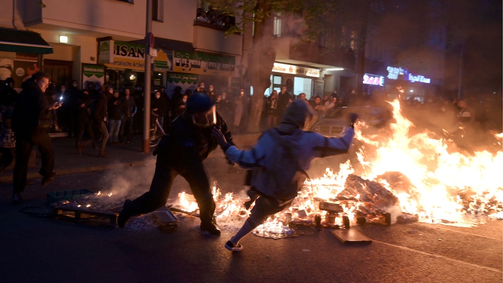 Polizei und Teilnehmer geraten bei einem Feuer am Rande der Revolutionären 1.Mai-Demo aneinander.