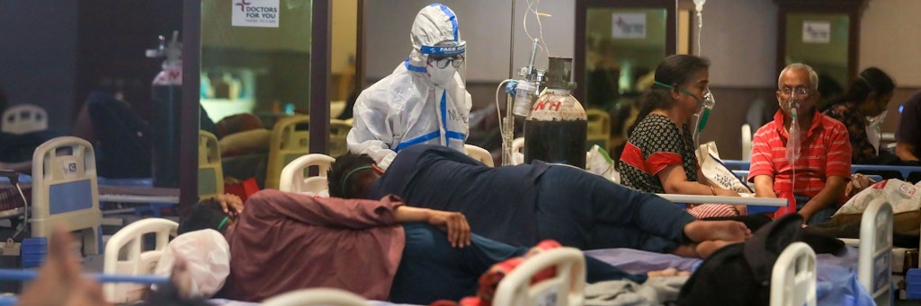 Ein Mitarbeiter des Gesundheitswesens kümmert sich in einem Bankettsaal in Neu-Delhi, der zu einer Isolierstation umgebaut wurde, um mit dem Coronavirus infizierte Patienten. 