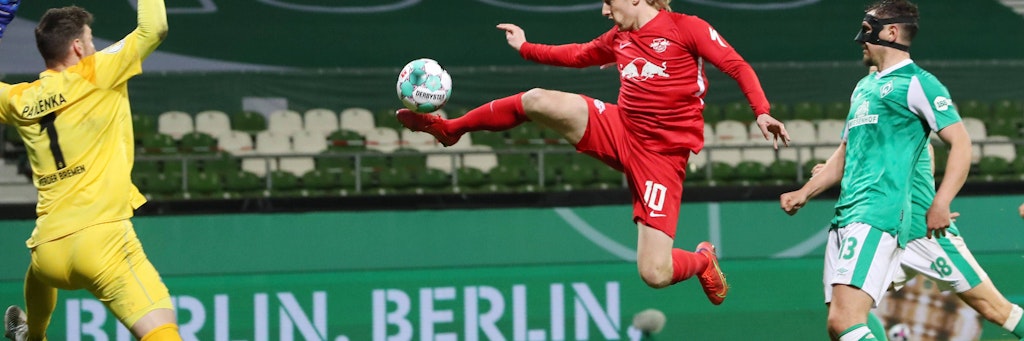 Leipzigs Emil Forsberg 10, RB Leipzig trifft artistisch zum 2:1-Siegtreffer in der Nachspielzeit. Bremens Keeper Juri Pavlenka hat keine Chance. 