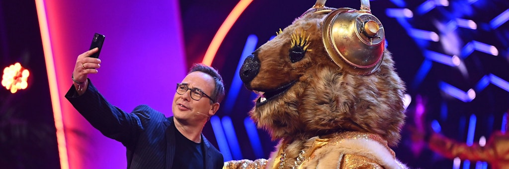 Matthias Opdenhövel macht ein Selfie mit dem Quokka in der vierten Staffel der ProSieben-Show „The Masked Singer“.