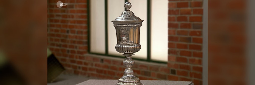 Dieser Pokal steht bei „Bares für Rares“ zum Verkauf.