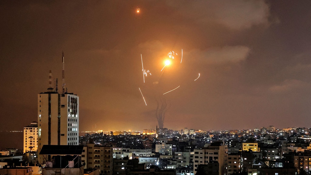 Dutzende Raketen wurden aus dem Gazastreifen in Richtung Israel abgefeuert.