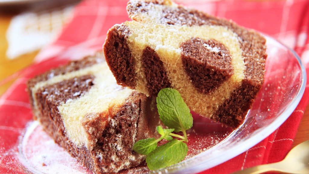 Da lohnt sich ein genauer Blick: Mit seinen zwei Farben sieht der Marmorkuchen besonders köstliche aus. Das ist er auch.