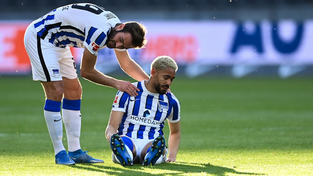 Auch die tröstenden Worte von Lucas Tousart halfen nichts: Herthas Spielmacher Matheus Cunha (r.) fällt womöglich länger aus. 