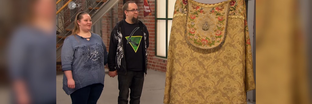 Haben einen alten Umhang mit zu „Bares für Rares“ gebracht: Sarah Mühlen und Mike Oppermann.