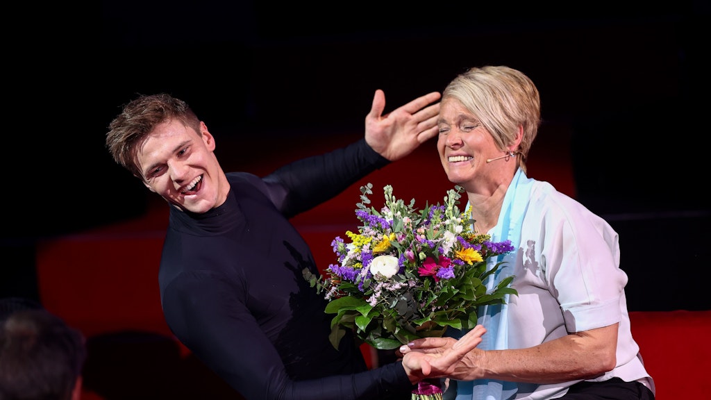 Simon Zachenhuber überreichte seiner Mama nach dem Magic Moment bei „Let’s Dance“ einen Blumenstrauß.