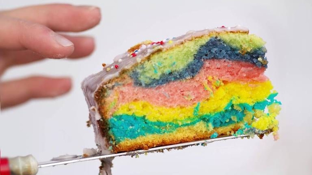 Bei der Auswahl der Farben für den bunten Papageienkuchen kann man seiner Fantasie freien Lauf lassen.