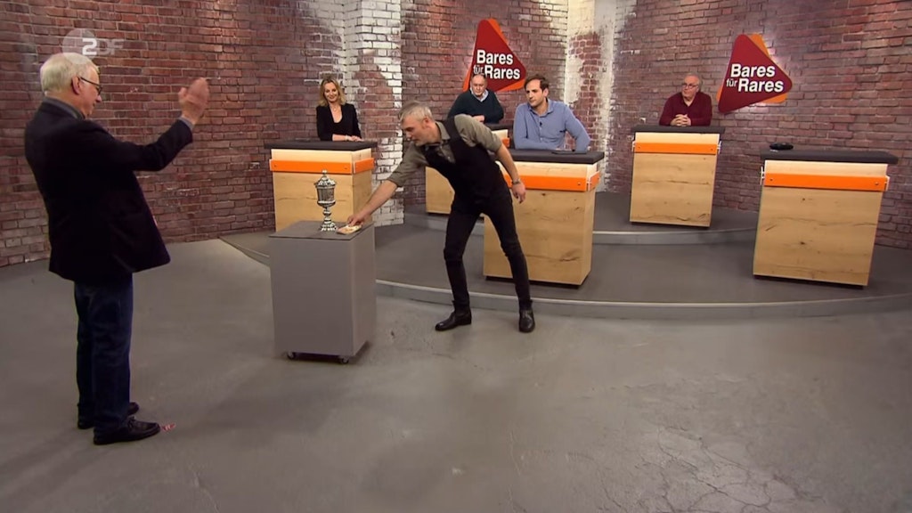 „Bares für Rares“-Händler Christian Vechtel bekommt den Zuschlag, zahlt 3100 Euro für den Pokal.