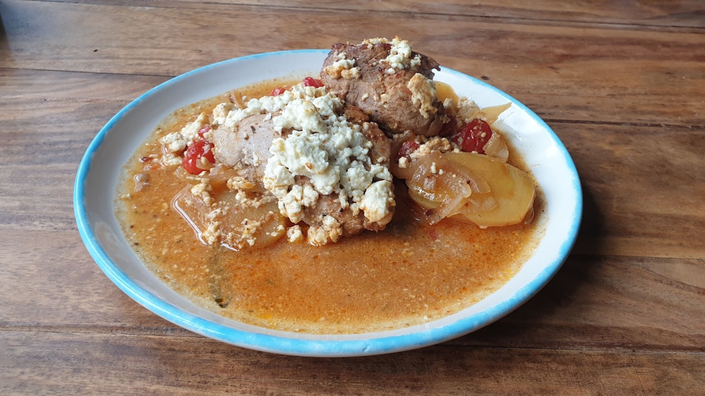 Schmeckt super und bleibt nicht auf den Hüften hängen: mediterraner Auflauf mit Schweinefilet.