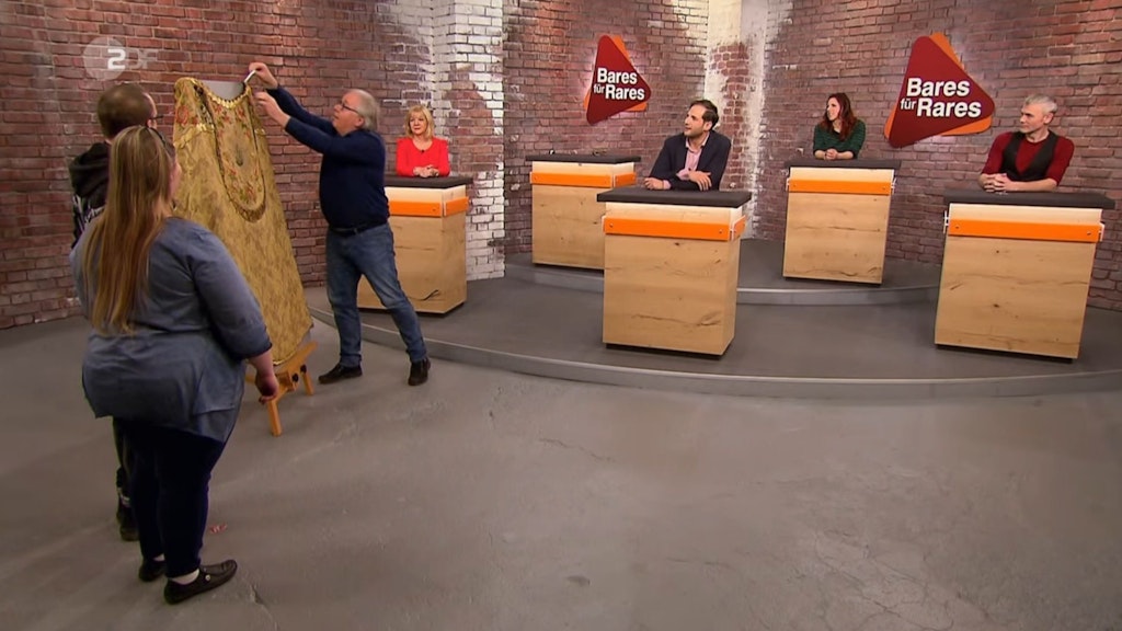 „Bares für Rares“-Händler Thorsden Schlößner zahlt 400 Euro für das Priester-Gewand. 