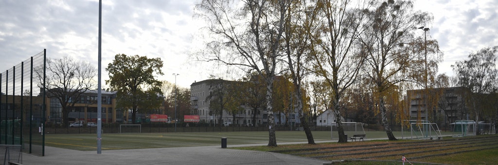 Kunstrasenplatz auf dem Trainingsgelände des Nachwuchsleistungszentrums.