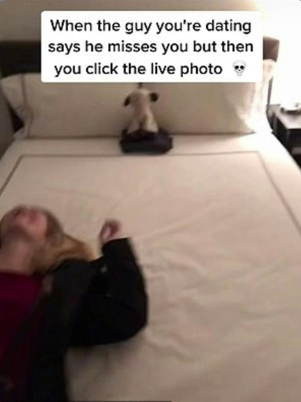 ... aber hier fällt die fremde Blondine rücklings lachend aufs Bett.