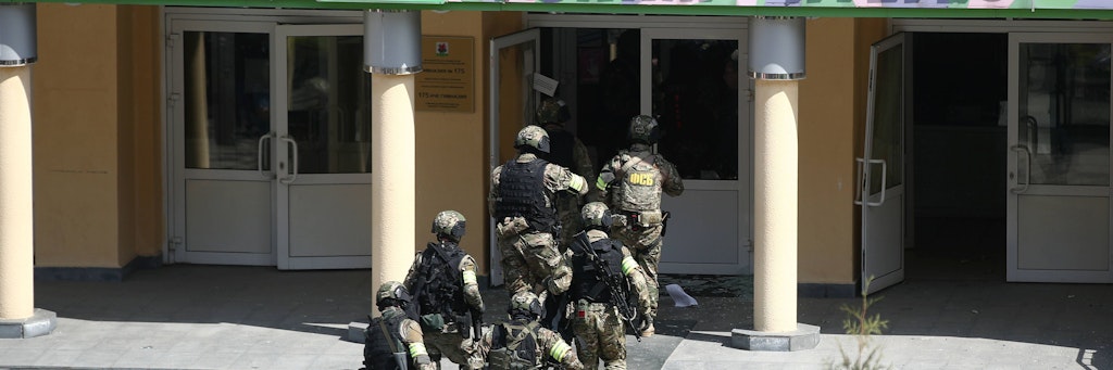 Russische Sicherheitsbeamte stürmen die Schule in Kasan.
