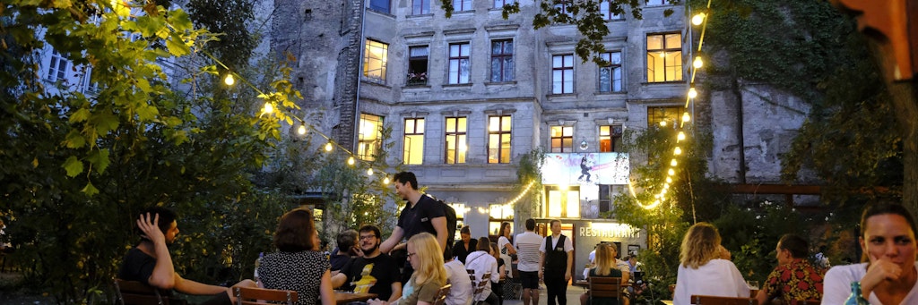 Der Biergarten von Clärchens Ballhaus vor Corona. Öfnungen der Außenterrassen rücken näher, allerdings unter Hygiene-Auflagen.