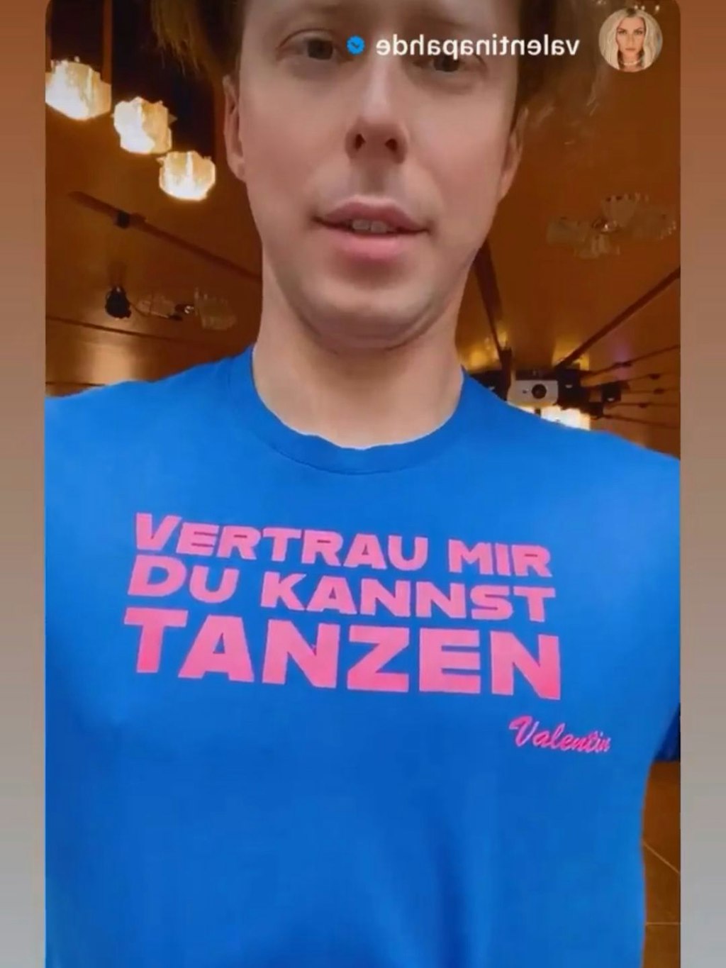 Valentins Lusin zeigt das T-Shirt, was er für Valentina Pahde trägt.
