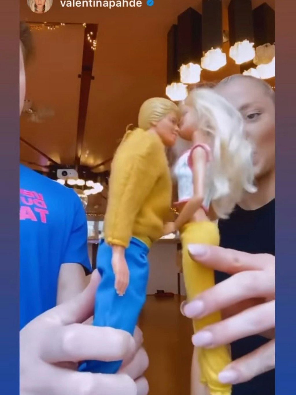 Die „Let’s Dance“-Stars Valentina Pahde und Valentin Lusin spielen im Training mit Puppen.