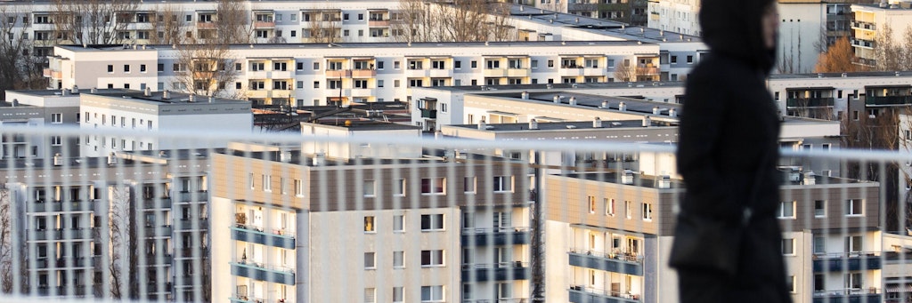 Sozialwohnungen in Marzahn und Hellersdorf. Hier war die Inzidenz am Dienstag noch deutlich überhöht, ist inzwischen aber unter 100 gesunken.