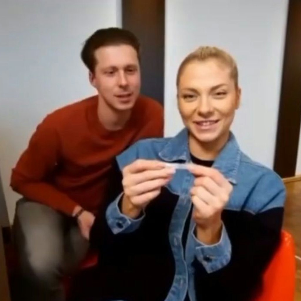 Liest ihren Glückkeks-Spruch vor: GZSZ-Star Valentina Pahde.