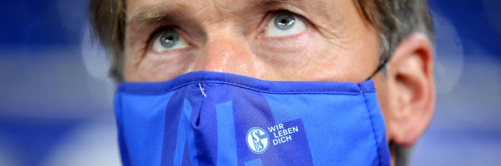 Bei Absteiger Schalke wurden drei Spieler positiv auf Corona getestet.