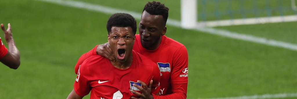 Jessic Ngankam jubelt über seinen 2:1-Siegtreffer in Gelsenkirchen. Dodi Lukebakio war erste Gratulant und wurde dann vom Platz verbannt.