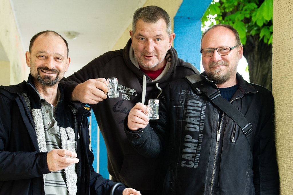 Micha, Andreas und Michael (v.l.) haben sich seit Oktober nicht mehr gesehen. Nun feiern sie den Geburtstag von Michael.<br>