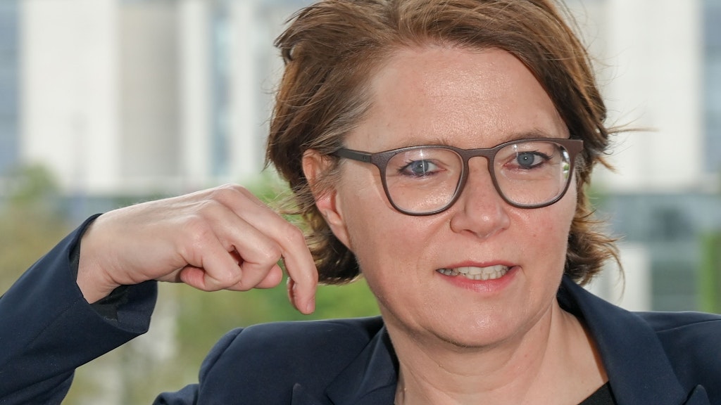 Katja Fischer, Gebärdendolmetscherin und Dozentin, zeigt, wie der Name von Annalena Baerbock in der Gebärdensprache darstellt werden kann. Es ist eine springende Handbewegung am Ohr, eine Anspielung an den Trampolinsport oder einen Bock sowie die markanten Ohrringe, die Baerbock gern trägt.